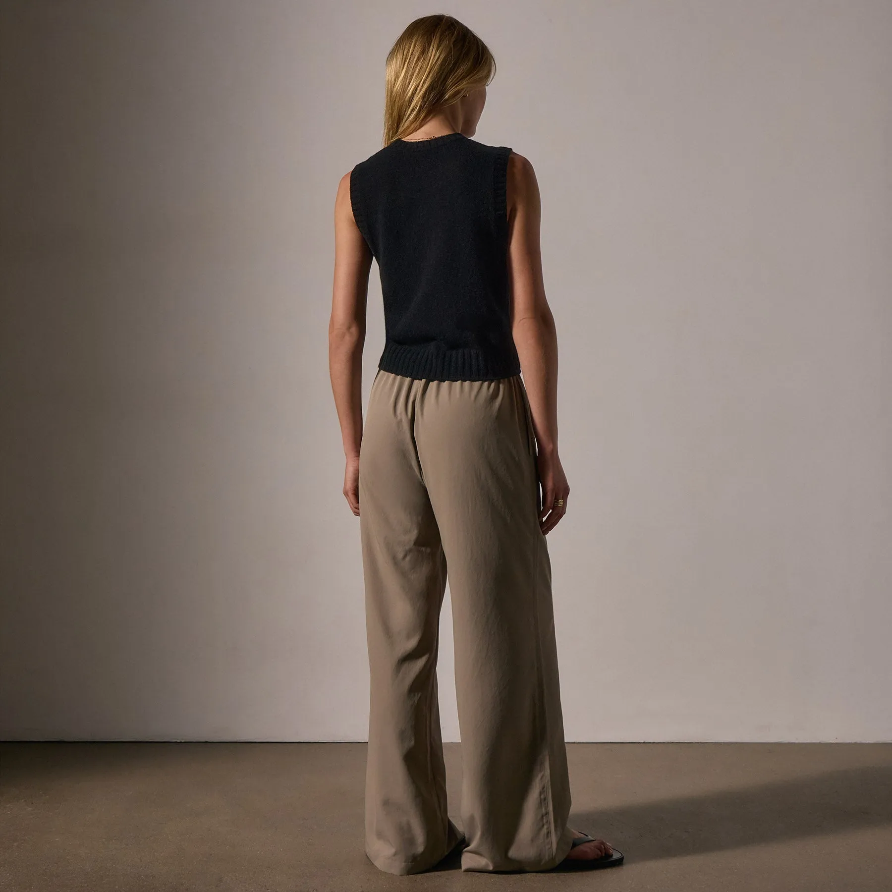 Soft Featherweight Cashmere Vest - Black